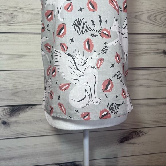 Las Surenas Valentines Day Grey Wolf Kisses Linen Tank Top - Picture 2 of 9